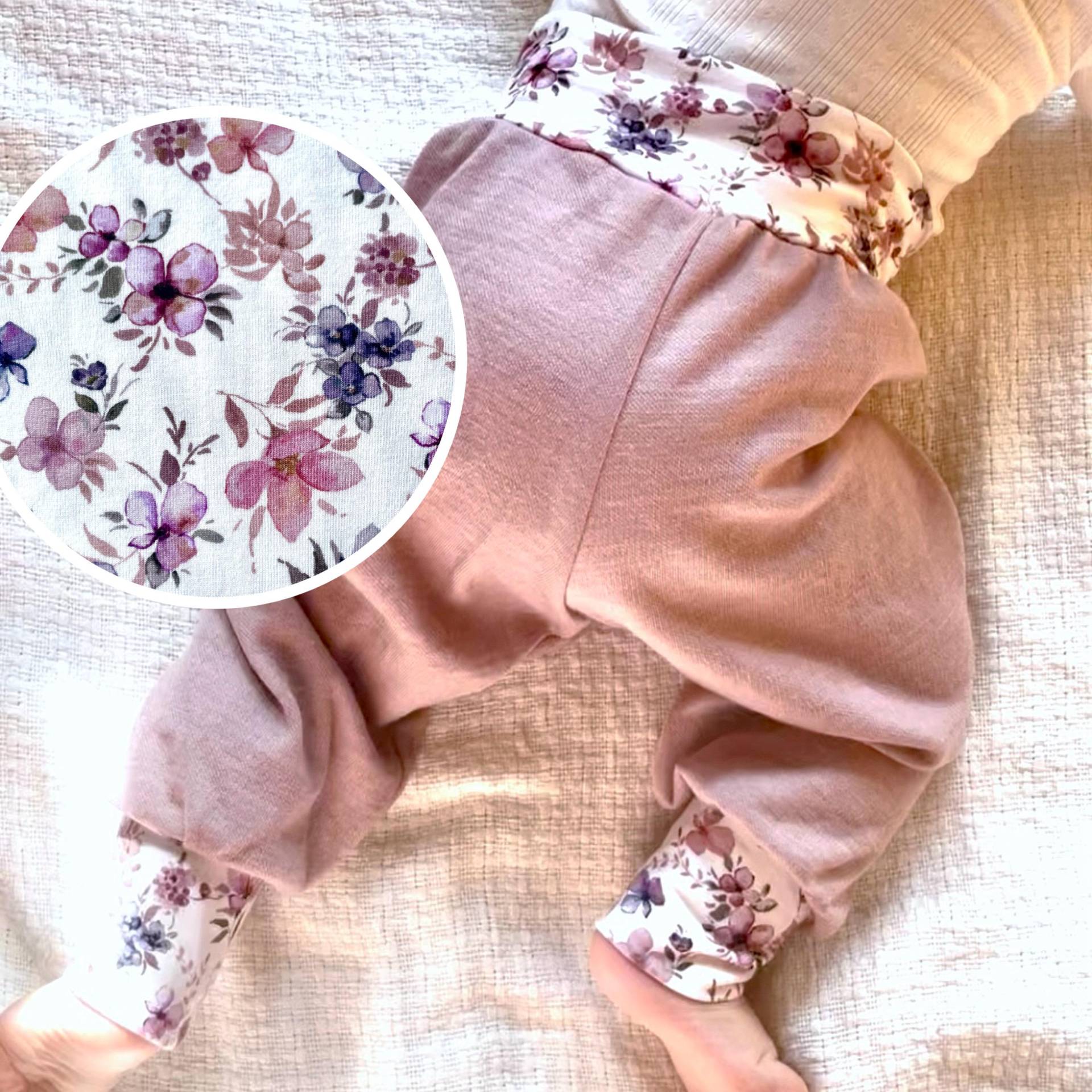 Feine Woll-Pumphose Rosé Flieder Blumen Blümchen Blüten Sommer Mitwachshose | 50-92 Babyhose Lütts & Leevs von LuettsundLeevs