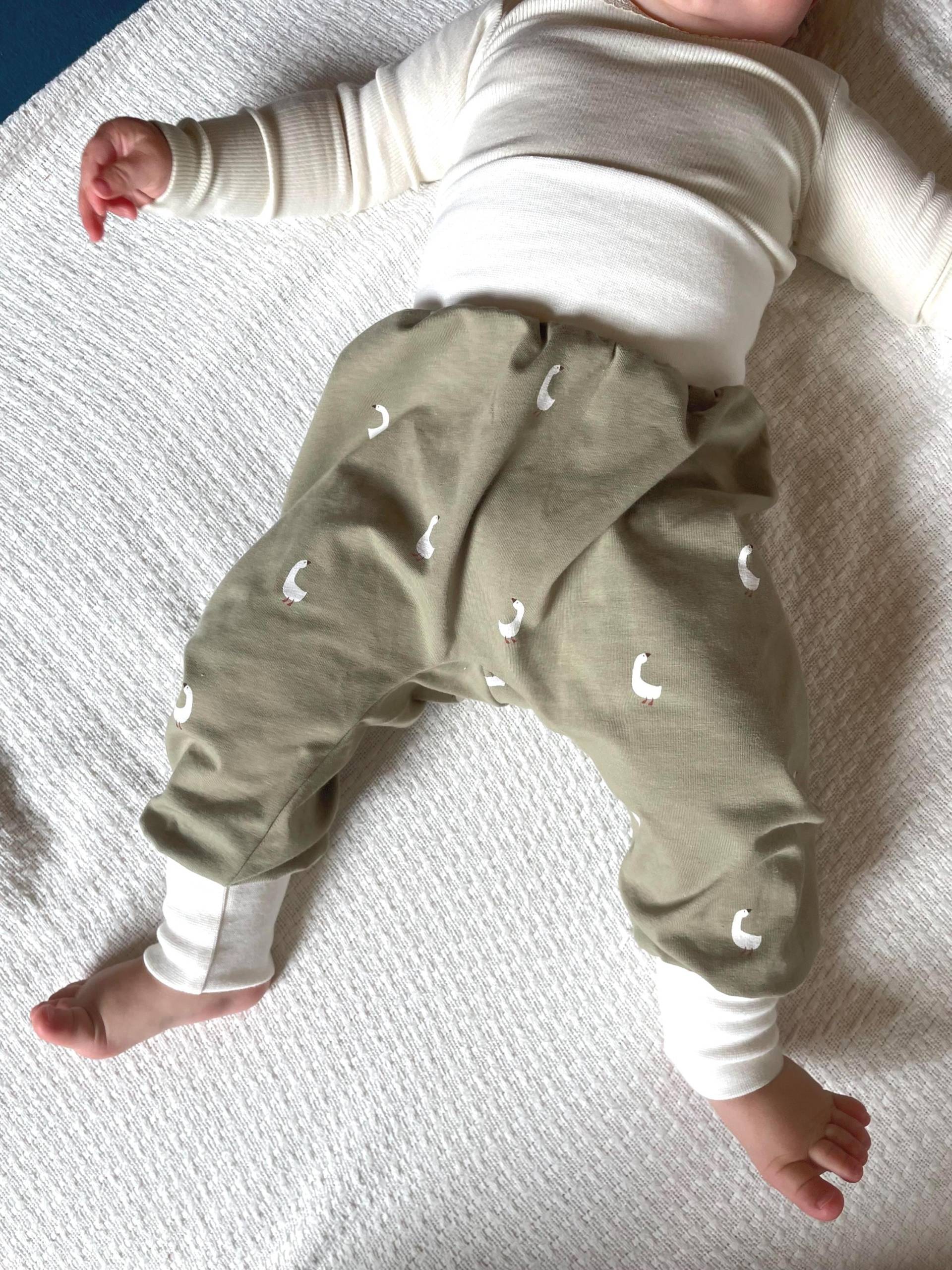 Jersey Pumphose Enten Gänse Oliv Grün Khaki Mitwachshose | Größe 50-92 Babyhose Lütts & Leevs von LuettsundLeevs