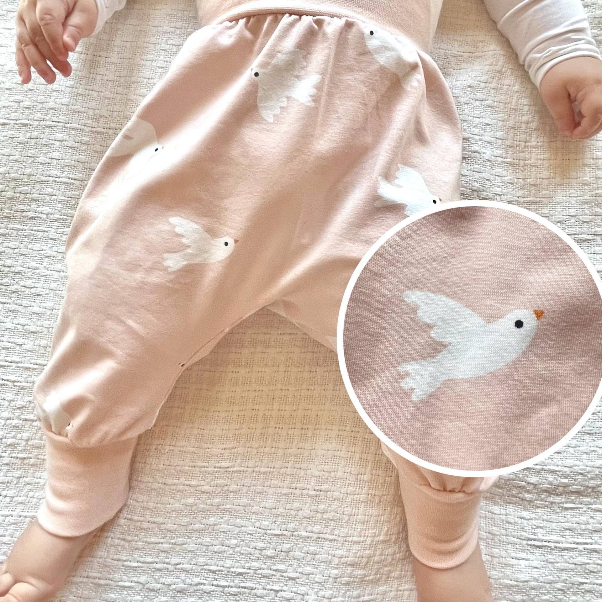 Jersey Pumphose Vögel Schwäne Tauben Hellrosa Weiß Mitwachshose | Größe 50-92 Babyhose Lütts & Leevs von LuettsundLeevs