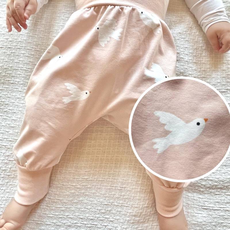 Jersey Pumphose Vögel Schwäne Tauben Hellrosa Weiß Mitwachshose | Größe 50-92 Babyhose Lütts & Leevs Jersey Pumphose Vögel Schwäne Tauben Hellrosa Weiß Mitwachshose | Größe 50-92 Babyhose Lütts & Leevs von LuettsundLeevs