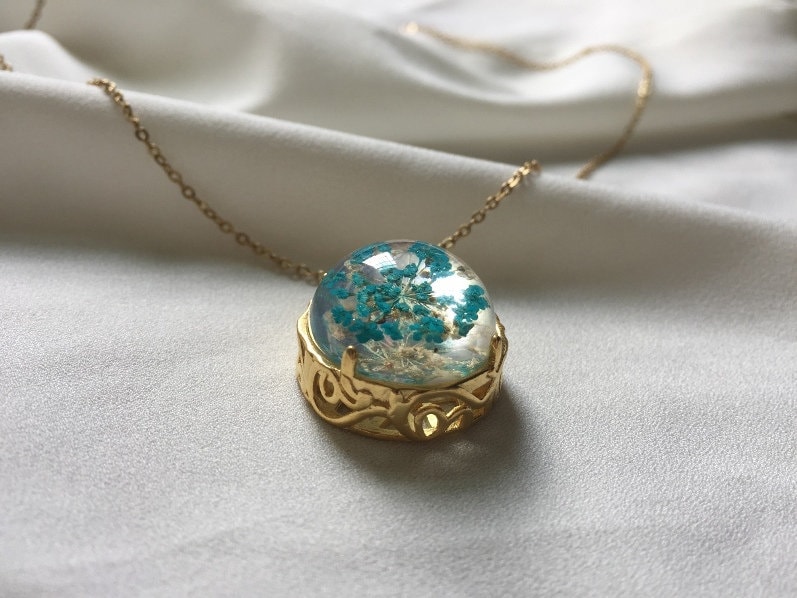 Königin Anne Spitze Blume Halskette, Echte Harz Schmuck, Getrocknete Blumenanhänger, Gold Blaue Geschenk Für Sie Königin Anne Spitze Blume Halskette, Echte Harz Schmuck, Getrocknete Blumenanhänger, Gold Blaue Geschenk Für Sie von LuffyDesigns