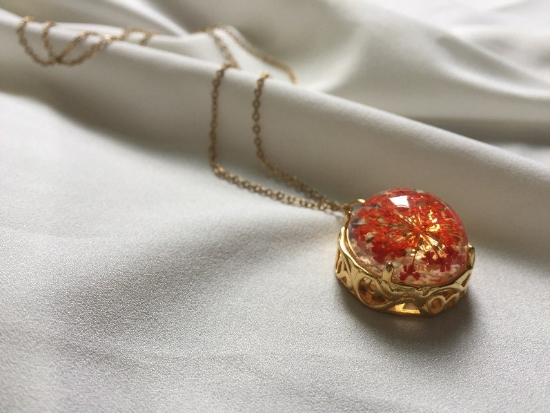 Königin Anne Spitze Blume Halskette, Echte Harz Schmuck, Getrocknete Blumenanhänger, Gold Rote Geschenk Für Sie Königin Anne Spitze Blume Halskette, Echte Harz Schmuck, Getrocknete Blumenanhänger, Gold Rote Geschenk Für Sie von LuffyDesigns