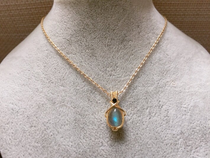 Labradorit Halskette Mit Schwarzen Spinell Perle, Gold Draht Gewickelt Halskette, Blaue Heilstein Geburtstagsgeschenk, Hochzeitsschmuck Labradorit Halskette Mit Schwarzen Spinell Perle, Gold Draht Gewickelt Halskette, Blaue Heilstein Geburtstagsgeschenk, Hochzeitsschmuck von LuffyDesigns