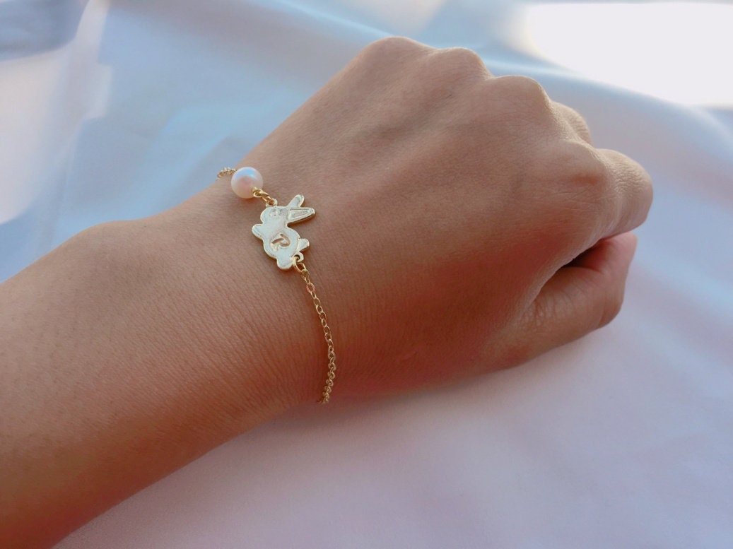 Personalisiertes Initial Kaninchen Armband, Süsswasser Perlen Gold Hasen Schmuck, Tier Kleiner Hase Personalisiertes Initial Kaninchen Armband, Süsswasser Perlen Gold Hasen Schmuck, Tier Kleiner Hase von LuffyDesigns