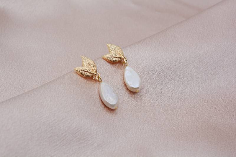 Matt Vergoldete Blattohrstecker Mit Tropfen Süßwasserperlen von LufyDesign