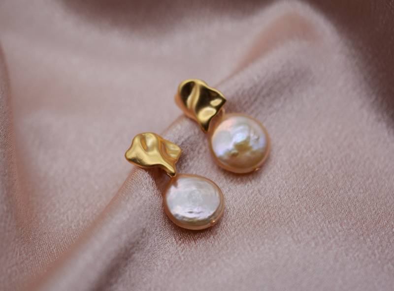 Münze Perlen Ohrringe, Retro Schmuck Mit Matt Gold Ohrstecker, Natürliche Rosafarbene Perle Perfektes Geschenk Für Sie von LufyDesign