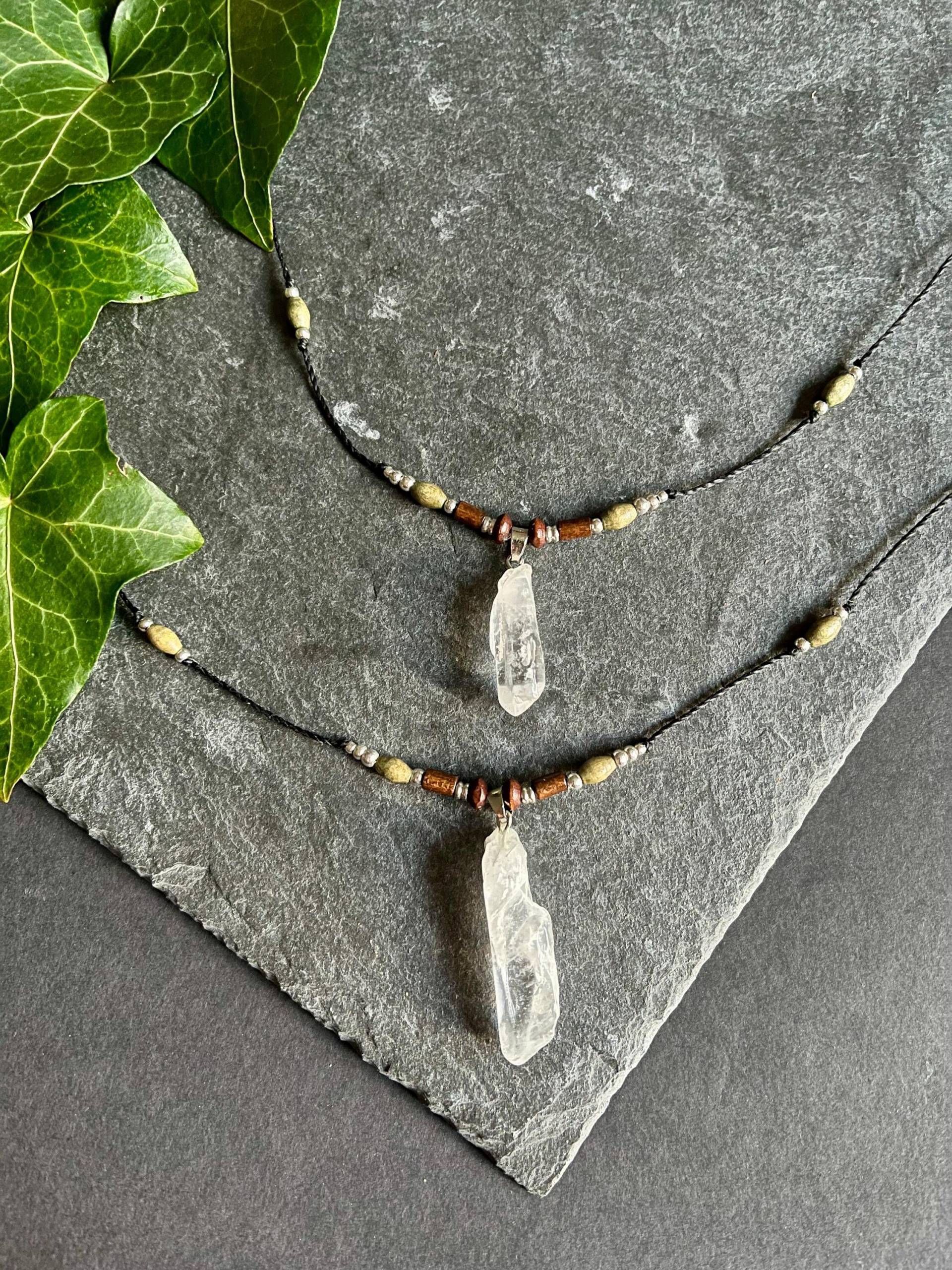 Handgefertigte Halskette Mit Bergkristall Und Bunten Holzperlen, Natürliche Verstellbare Edelsteinkette Silber Als Geschenkidee Boho Handgefertigte Halskette Mit Bergkristall Und Bunten Holzperlen, Natürliche Verstellbare Edelsteinkette Silber Als Geschenkidee Boho von Luisaskunstatelier