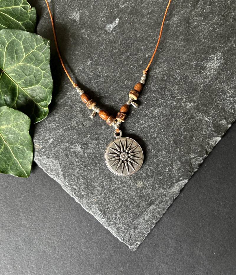 Boho Halskette Mit Einem Ethno - Metallanhänger Und Holzperlen Hippie Bohemian Geschenk Unisex Silberner Anhänger Sonne von Luisaskunstatelier