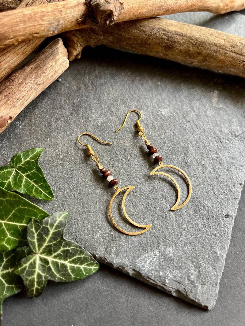 Handgefertigte Mondohrringe Mit Mondstein Und Holzperlen, Natürlicher Ohrschmuck, Hängeohrringe in Braun Gold, Zarte Boho Ohrringe von Luisaskunstatelier