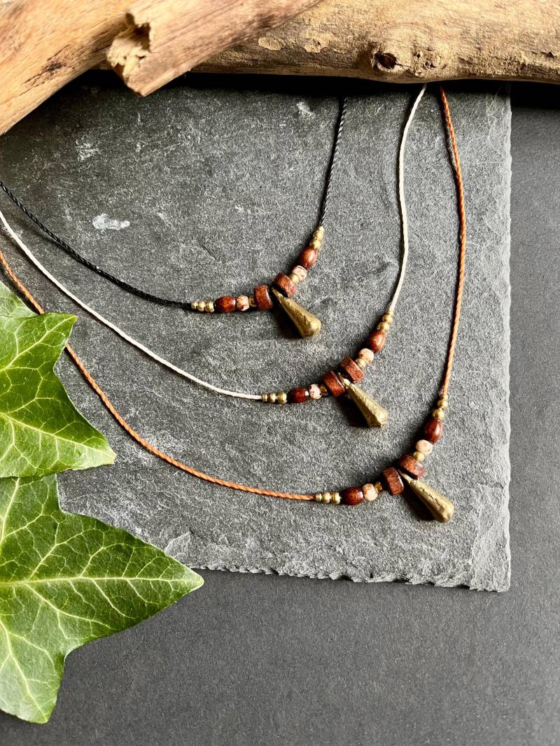 Boho Halskette Mit Messingtropfen Sowie Holz Und Glasperlen. Natürliche Verstellbare Kette in Gold Brauntönen Unisex Schmuck von Luisaskunstatelier