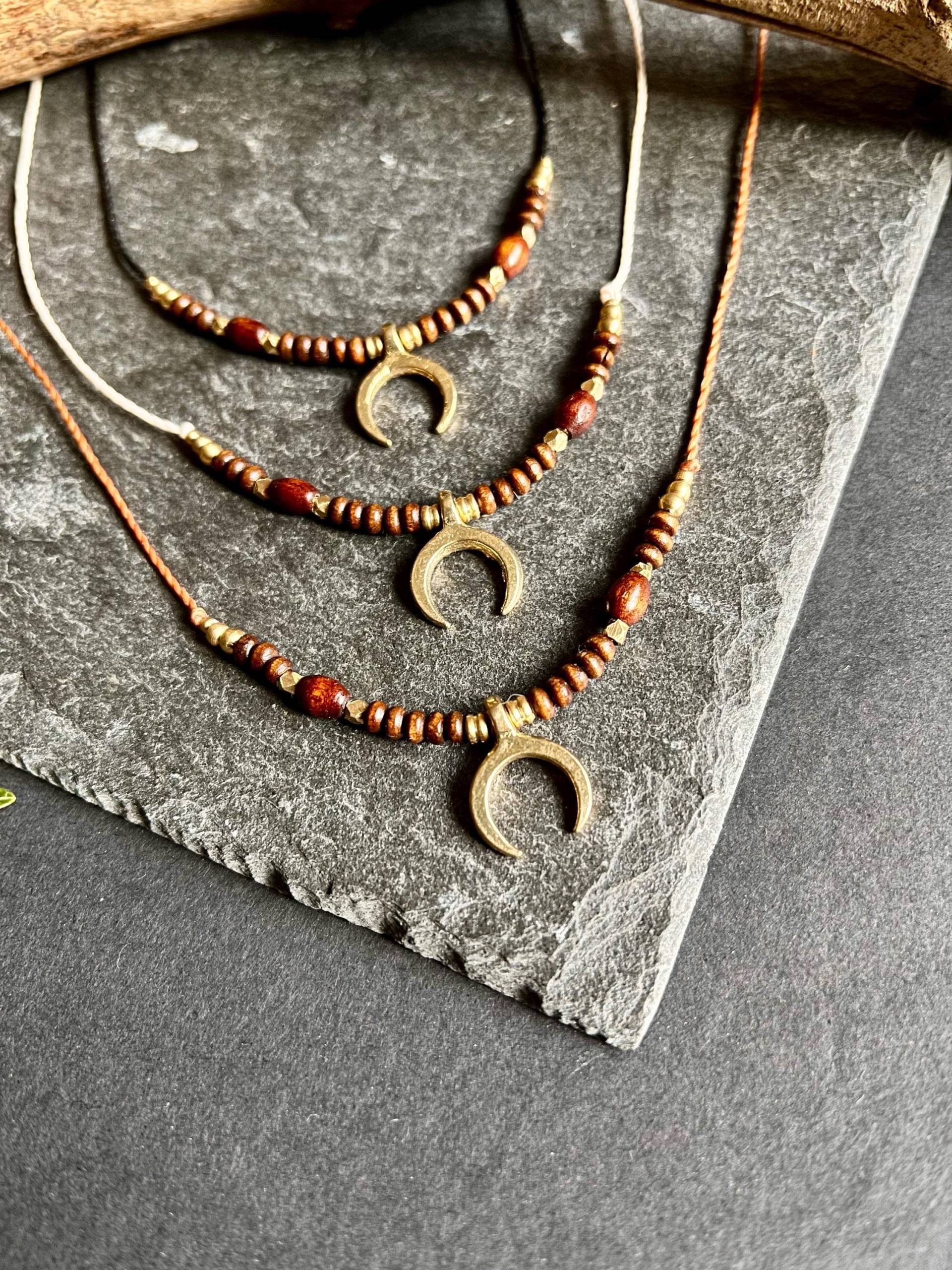 Zarte Halbmondkette Mit Verschiedenen Holz-Und Messingperlen Die Sich in Der Länge Verstellen Lässt. Boho Halskette Gold Und Braun Unisex Zarte Halbmondkette Mit Verschiedenen Holz-Und Messingperlen Die Sich in Der Länge Verstellen Lässt. Boho Halskette Gold Und Braun Unisex von Luisaskunstatelier