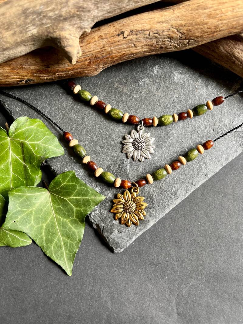 Zarte Holzperlenkette Mit Blumenanhänger Gold Und Silber Boho Halskette Grüne Braune Perlen Natürlicher Schmuck Festival von Luisaskunstatelier