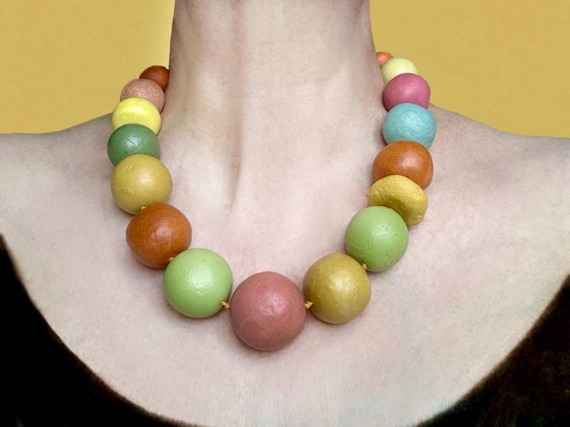 Auffällige Bunte Kette Aus Handgefertigten Recycling-Elementen Papier, Steinmehl Und Kasein - Verschluss Sterlingsilber von Luisefreutsich