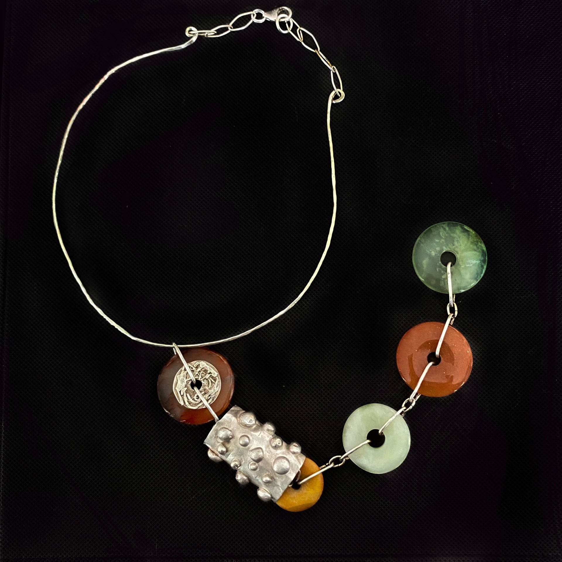 Silberkette in Krawattenform Mit Donuts Aus Halbedelsteinen Und Großem Element Recyceltem Sterlingsilber Silberkette in Krawattenform Mit Donuts Aus Halbedelsteinen Und Großem Element Recyceltem Sterlingsilber von Luisefreutsich