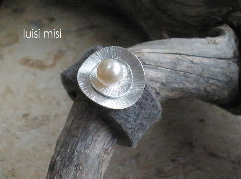 Filz Ring Silbermond Perlmuttperle, Filzring Gebürstete Silberscheibe, Felt Silver Pearl, Perlmutt, Graufilz, Graufilz Filz Ring Silbermond Perlmuttperle, Filzring Gebürstete Silberscheibe, Felt Silver Pearl, Perlmutt, Graufilz, Graufilz von LuisiMisi