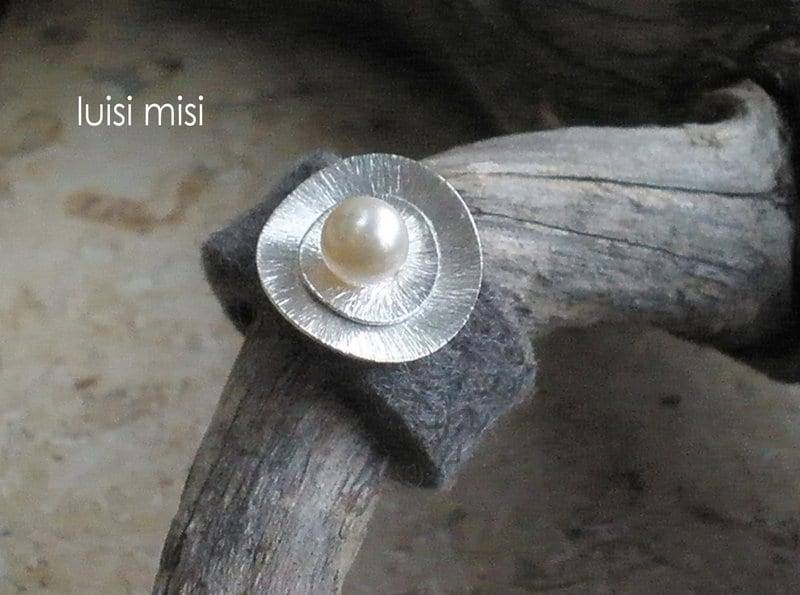 Filz Ring Silbermond Perlmuttperle, Filzring Gebürstete Silberscheibe, Felt Silver Pearl, Perlmutt, Graufilz, Graufilz Filz Ring Silbermond Perlmuttperle, Filzring Gebürstete Silberscheibe, Felt Silver Pearl, Perlmutt, Graufilz, Graufilz von LuisiMisi