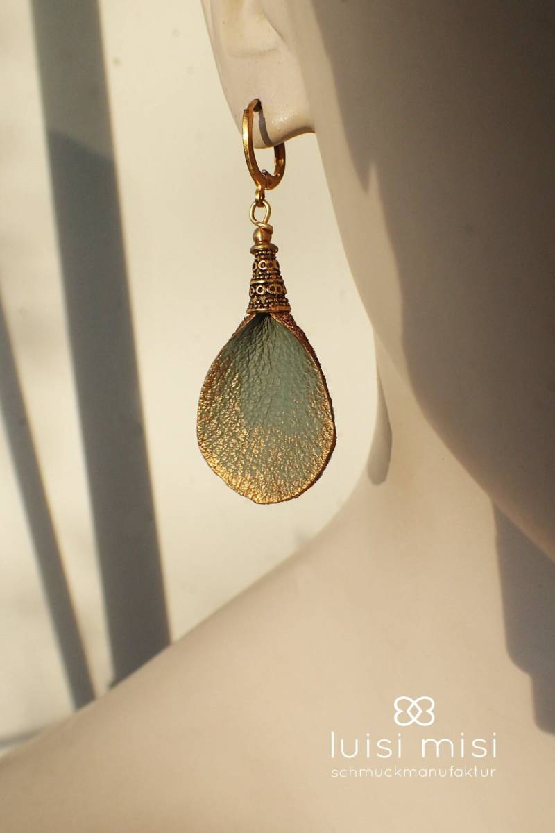 Leder Gold Tropfen Ohrringe, Boho, Graue Ohrhänger, Statement, Geschenk Für Sie, Handbemalt, Große Ohr Clips Blatt, Clip Ons von LuisiMisi