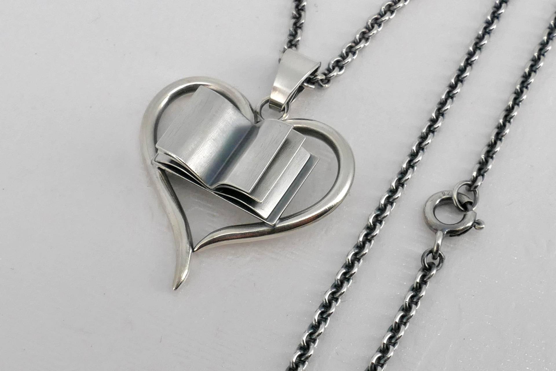 Gravierte Buch Anhänger An Einer Kette, Sterling Silber Geschenk Für Buchliebhaber von LukasCraft