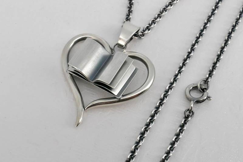 Gravierte Buch Anhänger An Einer Kette, Sterling Silber Geschenk Für Buchliebhaber Gravierte Buch Anhänger An Einer Kette, Sterling Silber Geschenk Für Buchliebhaber von LukasCraft