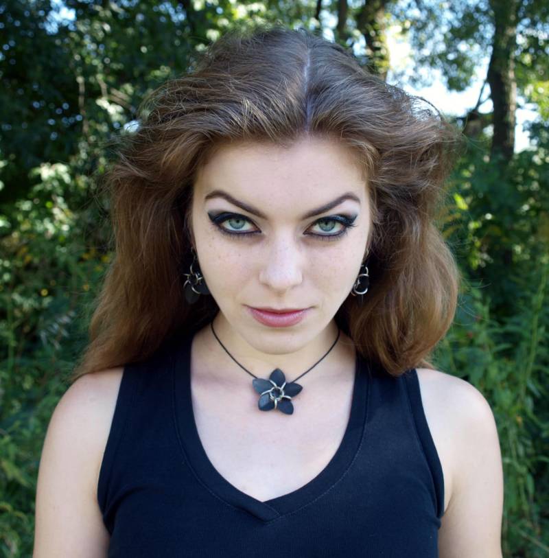 Lotus Blume - Anhänger Aus Edelstahl Und Eloxiertem Aluminium Lotus Blume - Anhänger Aus Edelstahl Und Eloxiertem Aluminium von LukasCraft