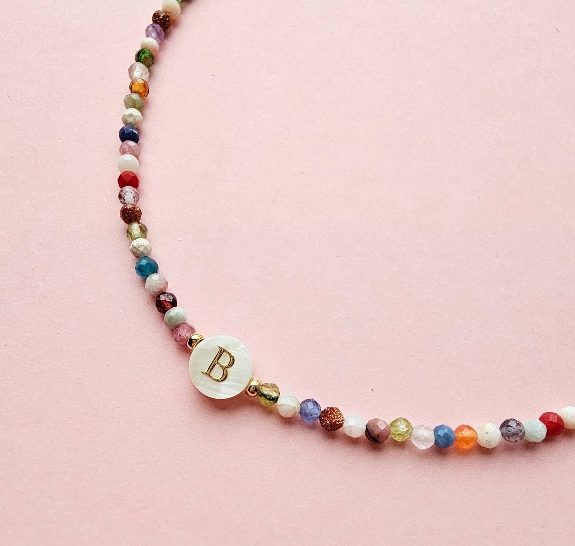 Personalisierte Anfangskette Kleiner Gemischter Edelstein, Perlmutt Perle Personalisierte Anfangskette Kleiner Gemischter Edelstein, Perlmutt Perle von LukasandLydia