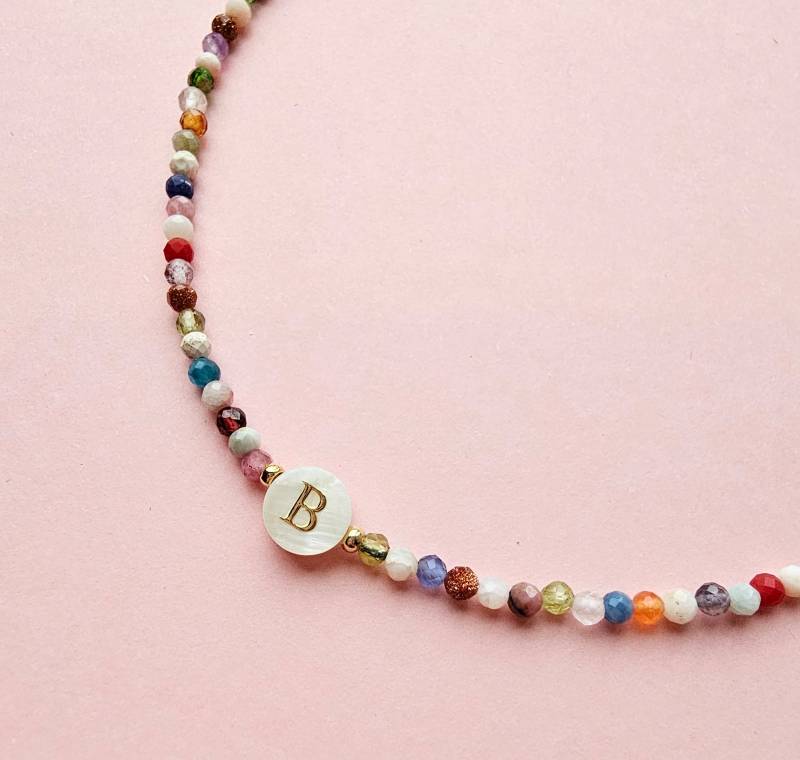 Personalisierte Anfangskette Kleiner Gemischter Edelstein, Perlmutt Perle Personalisierte Anfangskette Kleiner Gemischter Edelstein, Perlmutt Perle von LukasandLydia