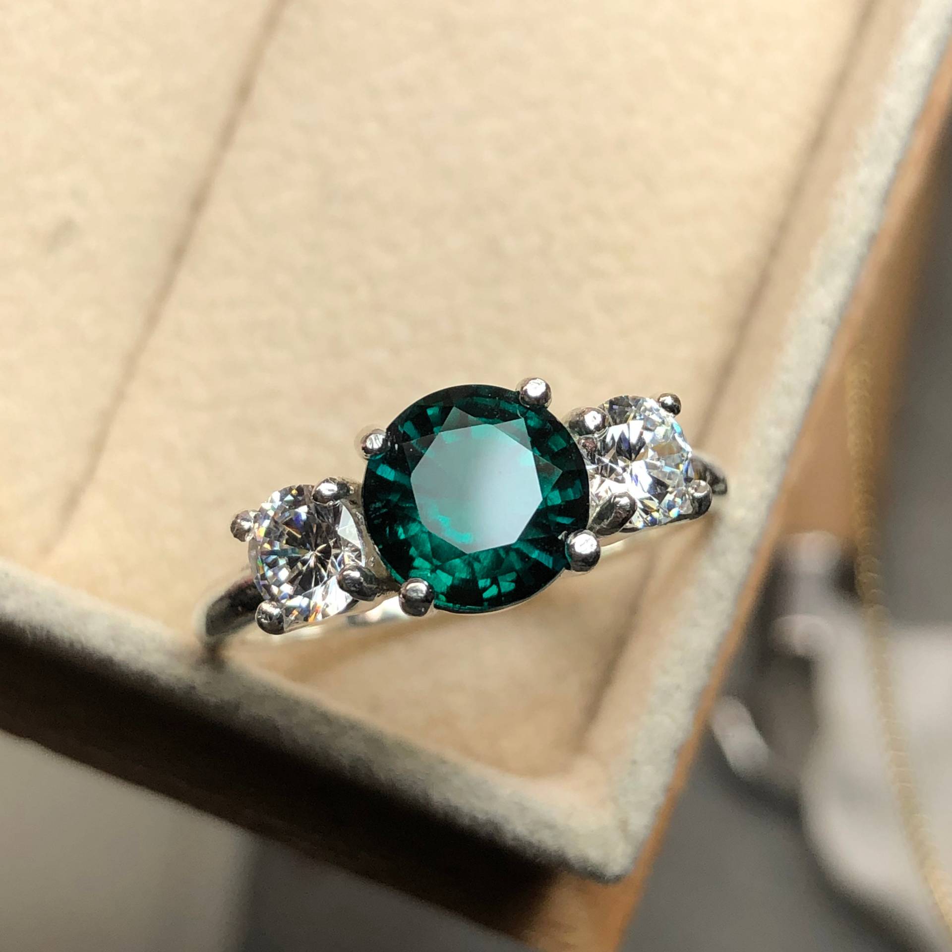 Chloe/Smaragdtopas Ring | Smaragd Verlobungsring Drei Stein Ring 14Kt Moderner Chloe/Smaragdtopas Ring | Smaragd Verlobungsring Drei Stein Ring 14Kt Moderner von LukeyLuxJewelry