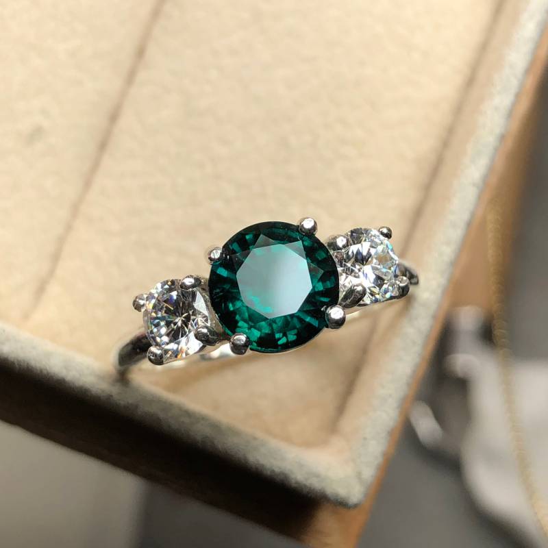 Chloe/Smaragdtopas Ring | Smaragd Verlobungsring Drei Stein Ring 14Kt Moderner von LukeyLuxJewelry