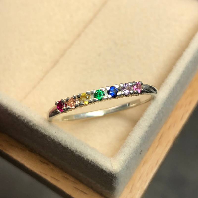 Pride // Schmuck | Regenbogen Ring Saphir Stolz von LukeyLuxJewelry