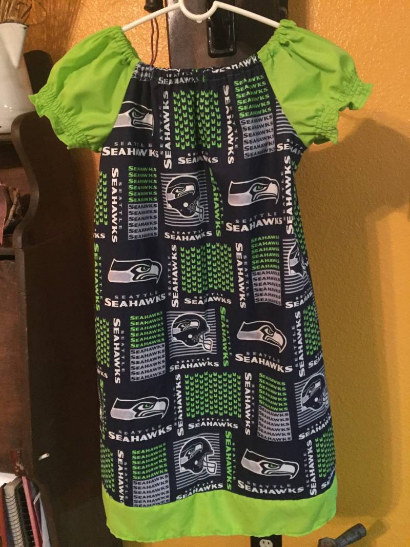 "Seahawks - Team | Seahawks Kinderkleid Nach Maß Größen 12 Monate Bis 7/8." von LukkassonCreations
