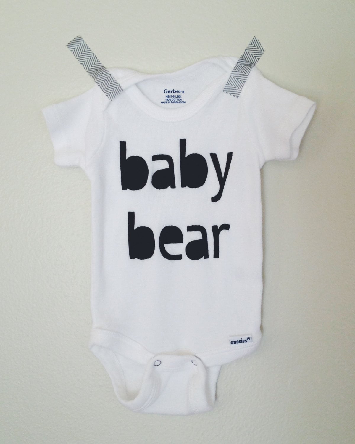 Baby Bear Onesie By Lula Ball - Eine Tolle Möglichkeit, Schwangerschaft Anzukündigungen Oder Dein Lieblings-Nfl-Team | Da Bears Zu Unterstützen von LulaBall