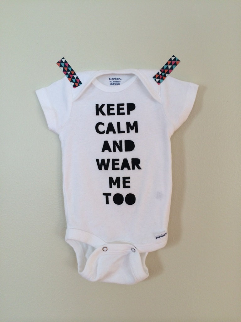 Babytrage Onesie - Keep Calm & Wear Me Too Babytrage Onesie - Keep Calm & Wear Me Too von LulaBall