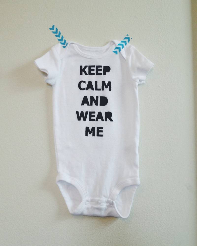 Keep Calm & Wear Me - A Babywearing Onesie By Lula Ball Keep Calm & Wear Me - A Babywearing Onesie By Lula Ball von LulaBall
