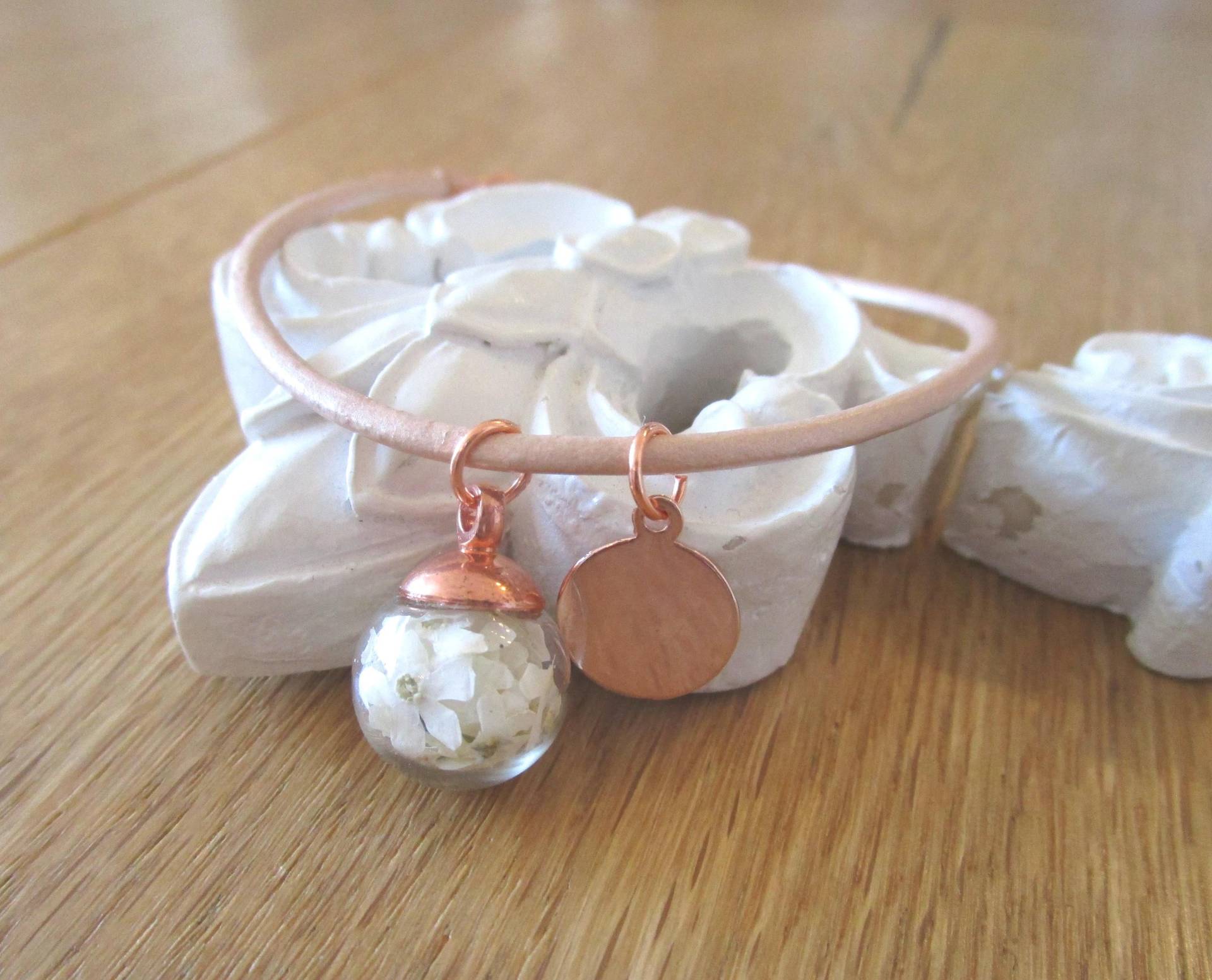 Beiges Armband Mit Kleiner Glaskugel Und Echten Weißen Vergissmeinnicht, Toller Blütenschmuck von Lulanidesign