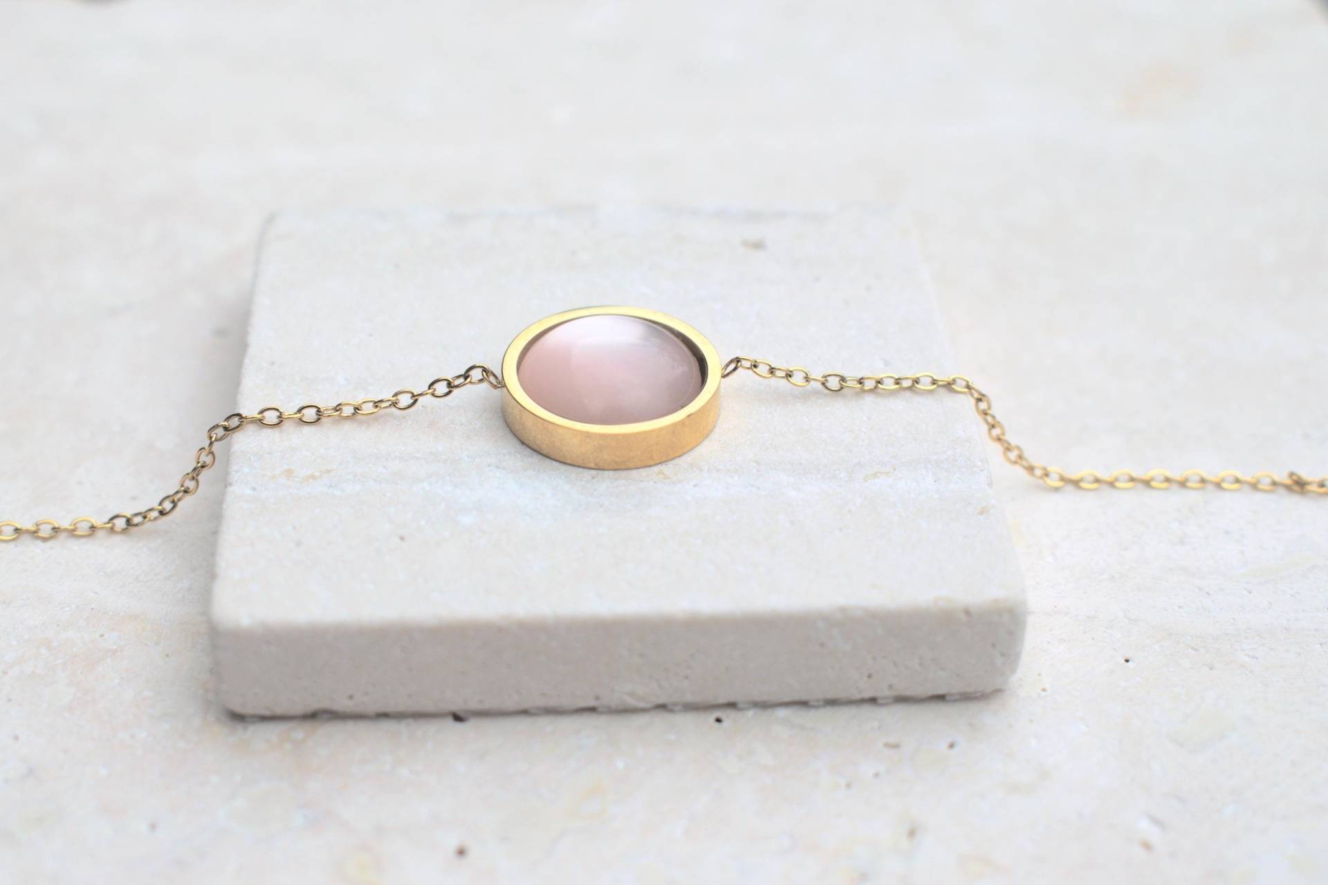 Feines Goldenes Armband Mit Einem Zart Rosa Polaris Cabochon - Perfekt Für Eine Hochzeit von Lulanidesign