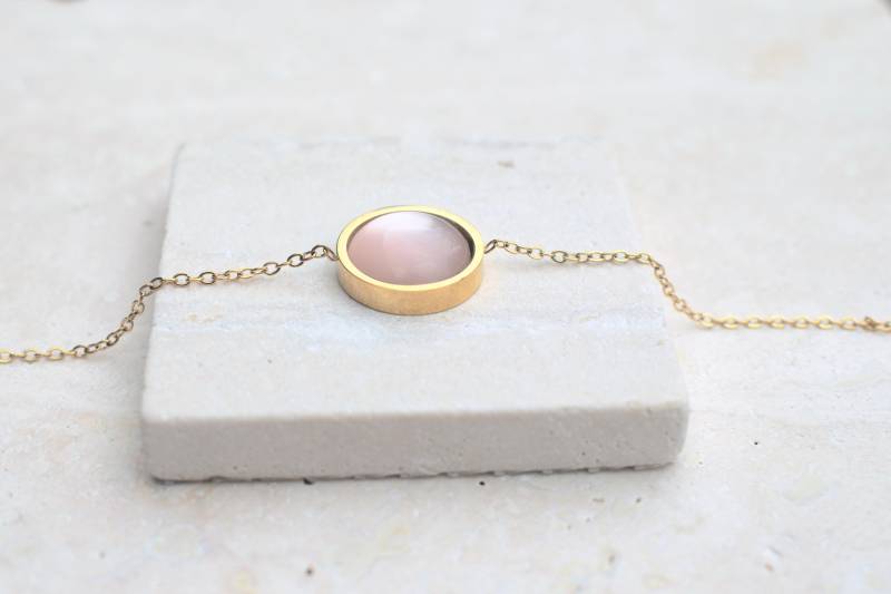 Feines Goldenes Armband Mit Einem Zart Rosa Polaris Cabochon - Perfekt Für Eine Hochzeit von Lulanidesign