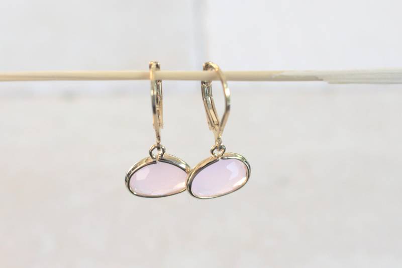 Hängende Goldene Ohrringe Mit Ovalem Rosa Glasstein von Lulanidesign