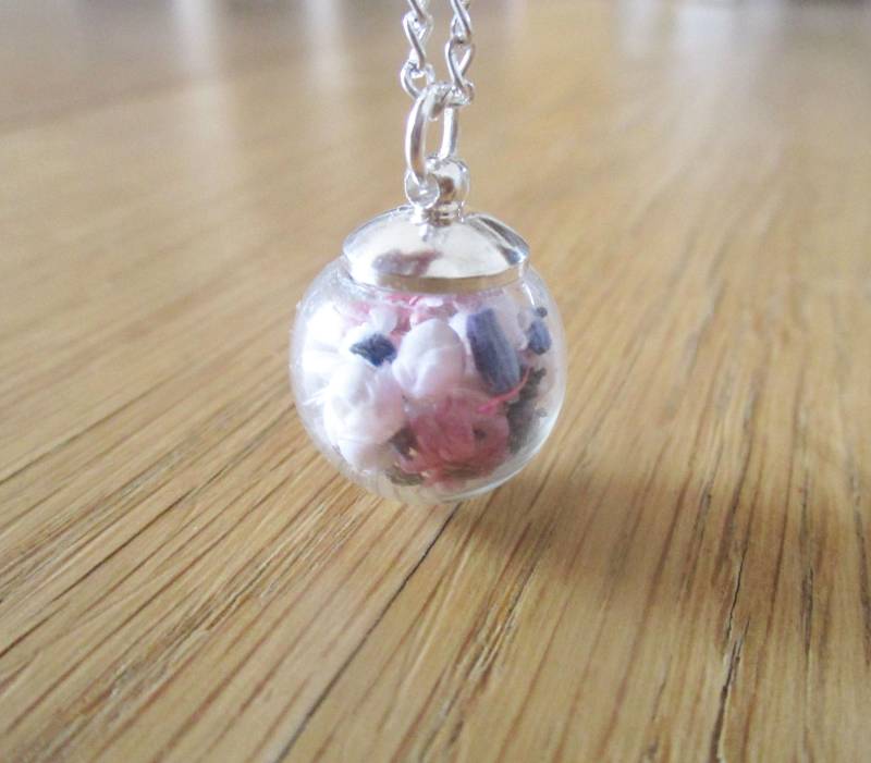 Kette Mit Echten Blüten, Blütenschmuck, Blütenkette, Schmuck Aus Der Natur, Blütenmeer von Lulanidesign
