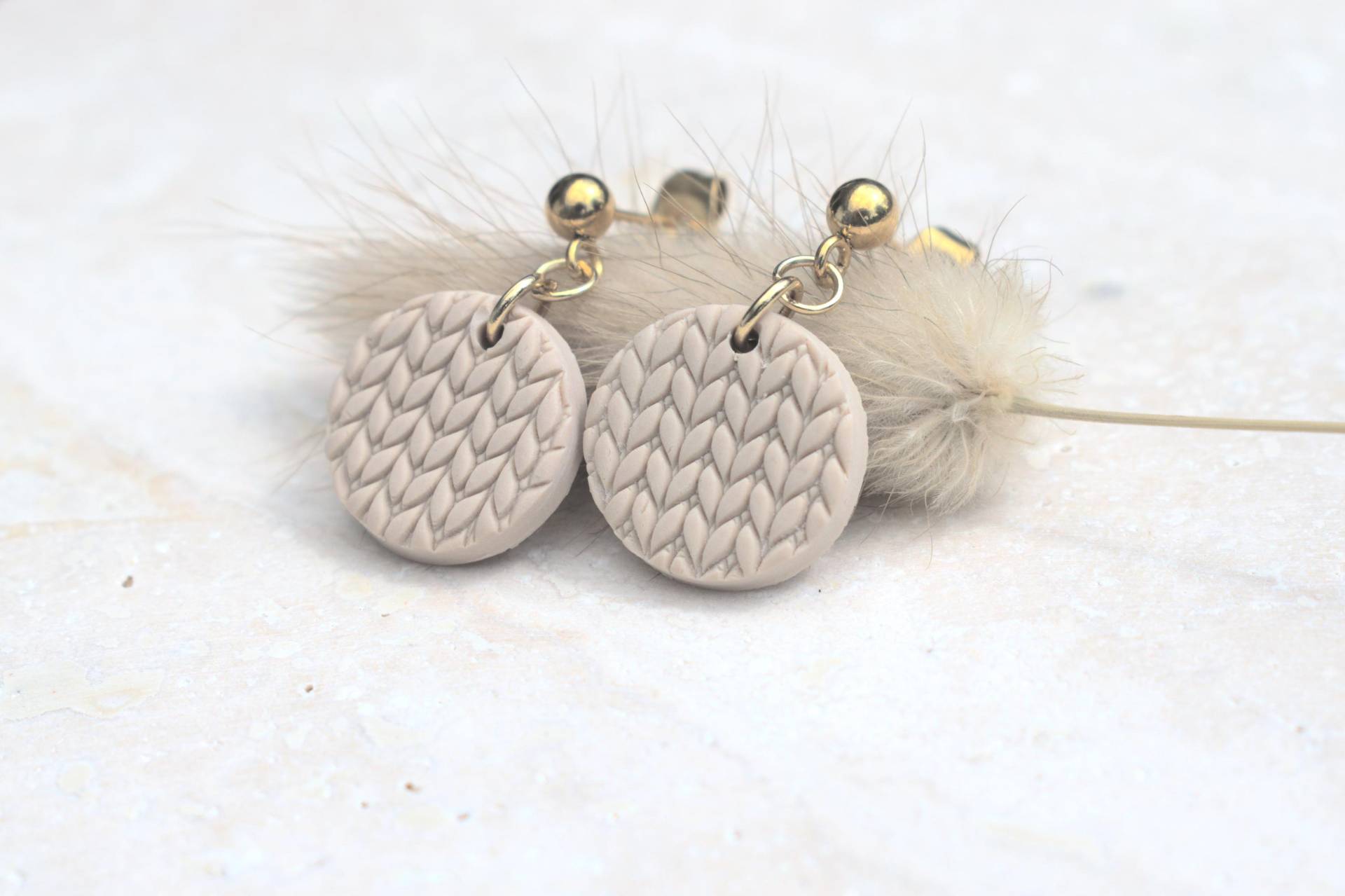 Polymer Ton Ohrringe Mit Muster, Elegante Beige Ohrringe, Leichte von Lulanidesign