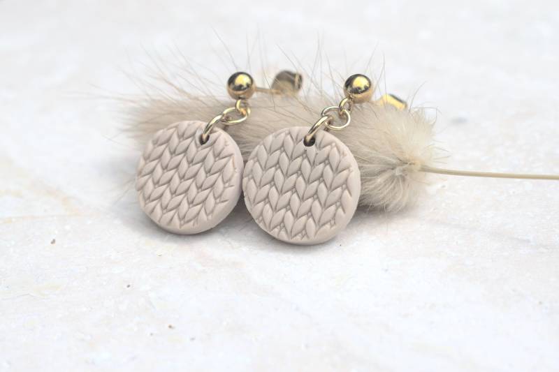 Polymer Ton Ohrringe Mit Muster, Elegante Beige Ohrringe, Leichte von Lulanidesign