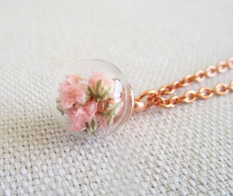 Rose Goldene Halskette Mit Glaskugel Anhänger Und Echten Rosa Blüten von Lulanidesign