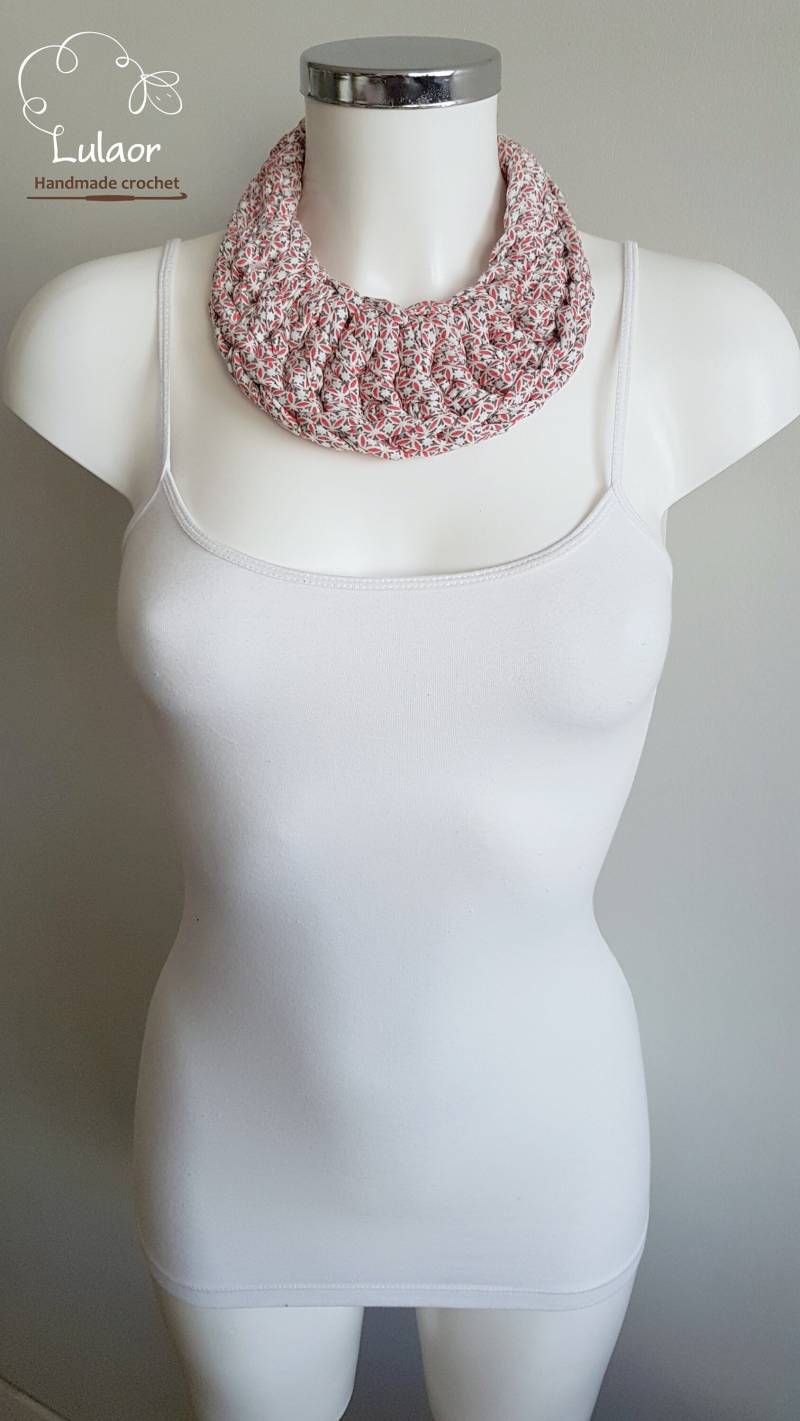 Bib Halskette, T-Shirt-Halskette, Aussagenhalskette, Weiß Mit Roten Und Grauen Muster Häkeln von Lulaor
