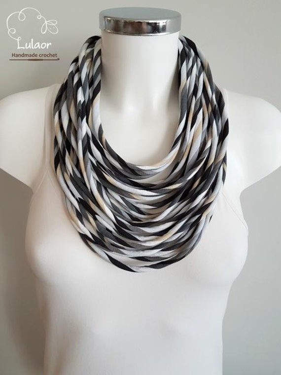 T-Shirt-Halskette, Stoff-Halskette, Multi-Strang-Halskette, Gestreifte Halskette, Upcycled Schwarz Und Weiß Halskette von Lulaor