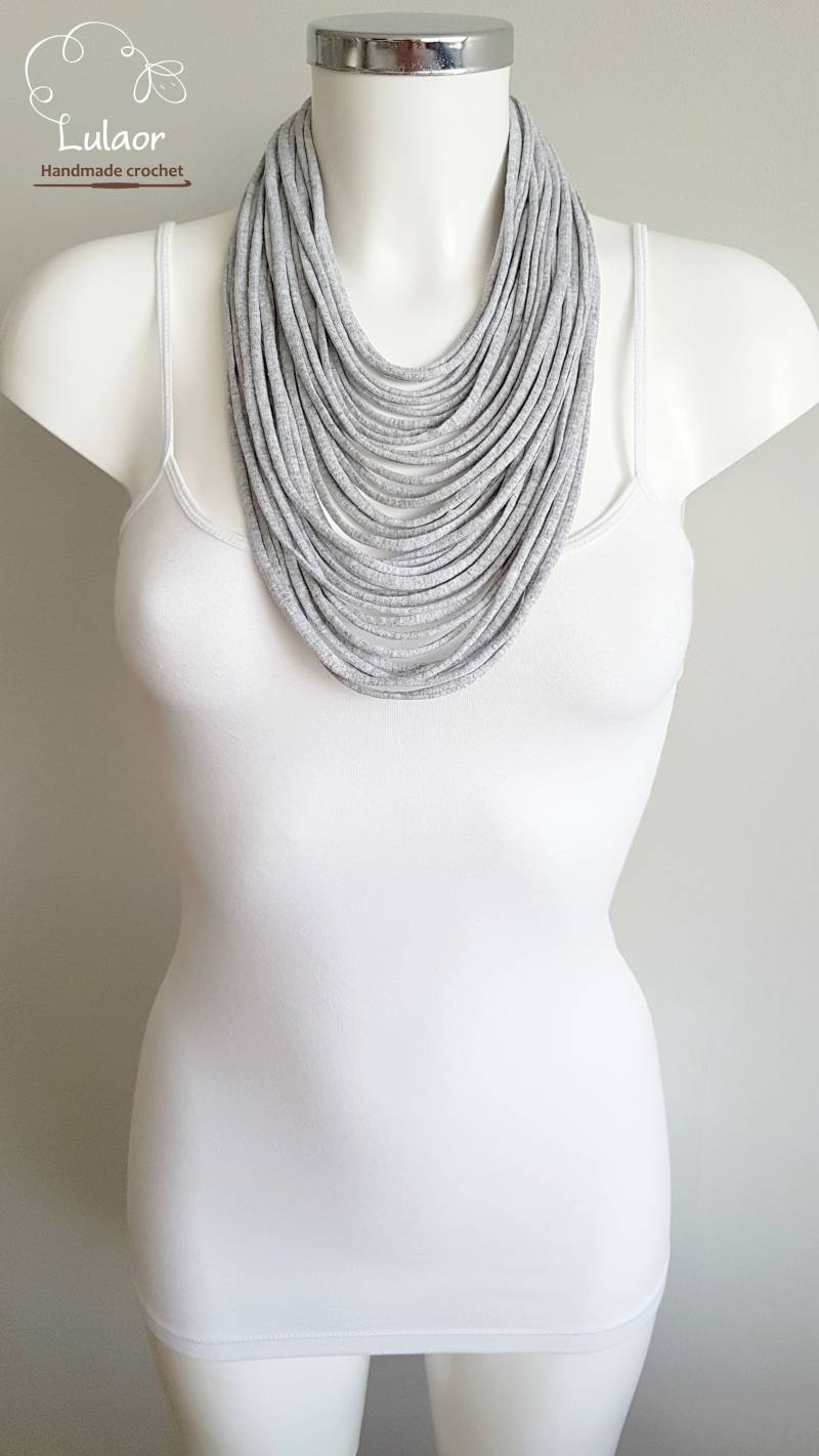 T-Shirt Halskette, Stoff Mehrstrangige Graue Upcycled Schmuck von Lulaor
