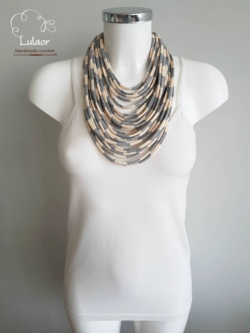T-Shirt Halskette, Stoff Mehrstrangige Upcycled Schal, Graue Gestreifte Halskette von Lulaor