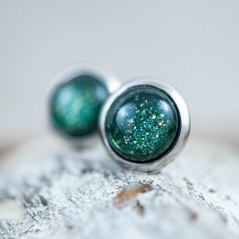 Kleine Runde Smaragdgrüne Ohrstecker Mit Schimmer 8mm Glossy Dots von LulesPiek