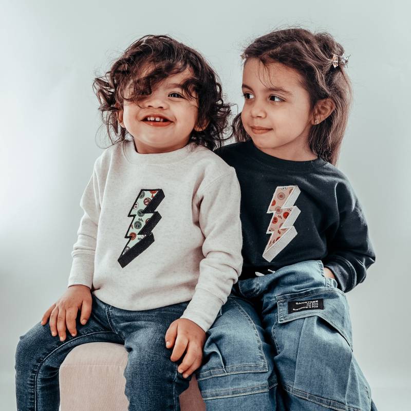 Mit Blitz Besticktes Kleinkind-Sweatshirt - Retro-Grafik-Crewneck Für Kinder, Gemütliches Geschenk von LuludiAndCo