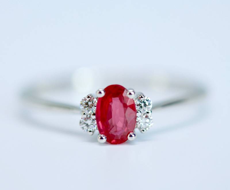 14K Gold Oval Rubin Ring Mit Diamant Akzenten von LulusLatest