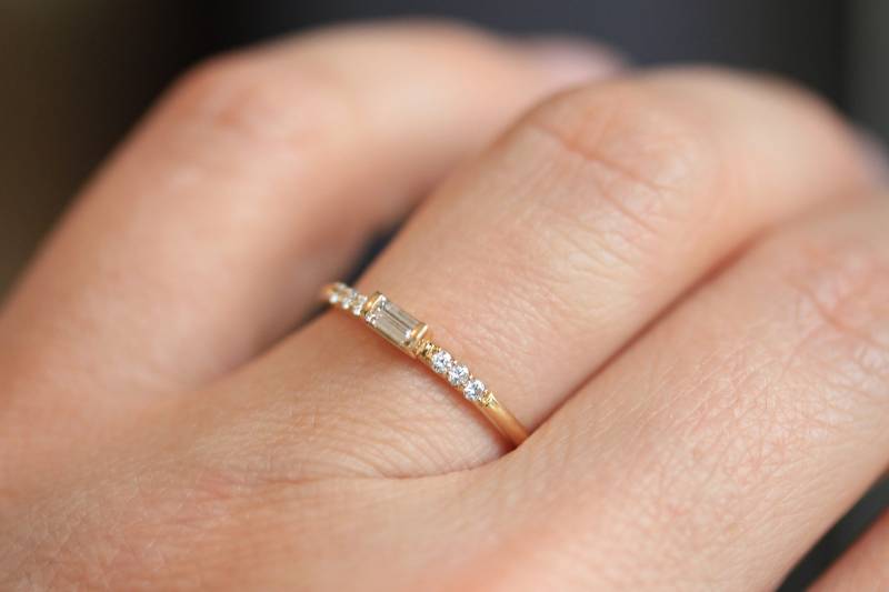 14Kt Gelbgold Baguette Diamant Ehering Schmaler Stapelbarer Ring von LulusLatest