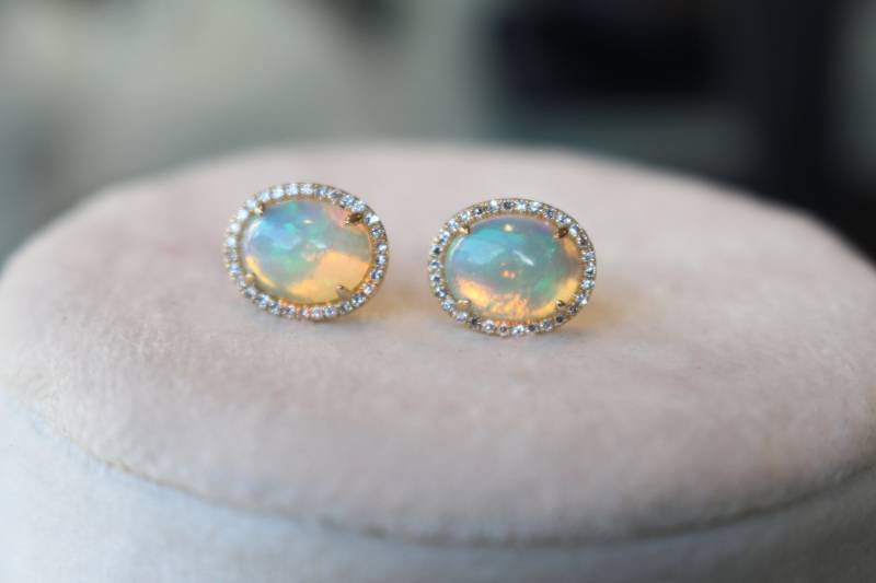 Echte Oval Cut Opal Ohrringe in 14Kt Solid Gold, Umgeben Von Einem Halo Aus Diamanten von LulusLatest